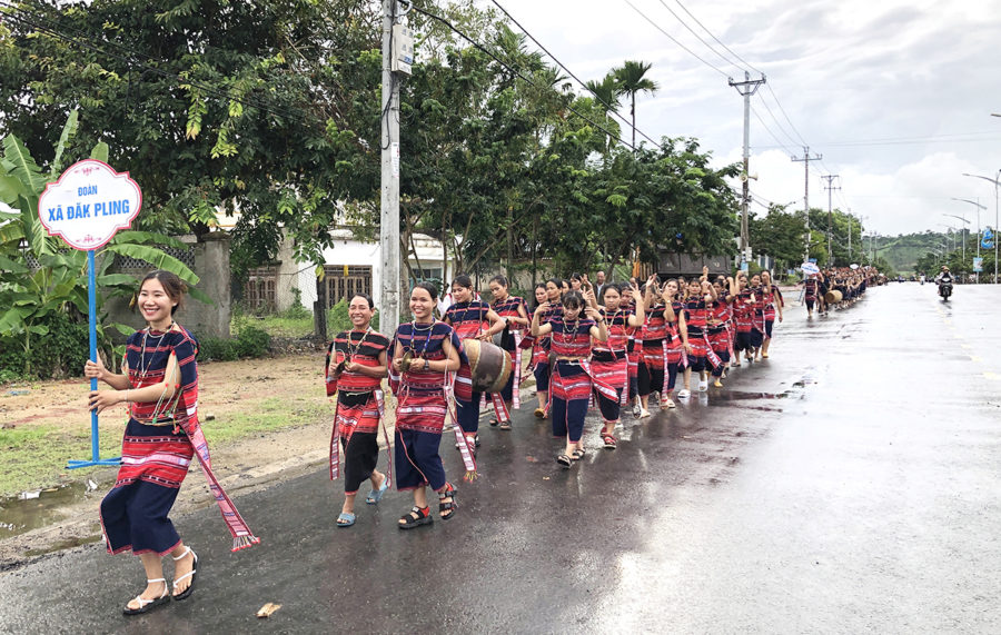  Các đội thi tham gia trình diễn cồng chiêng trên các tuyến đường chính ở thị trấn Kông Chro. Ảnh: Ngọc Minh