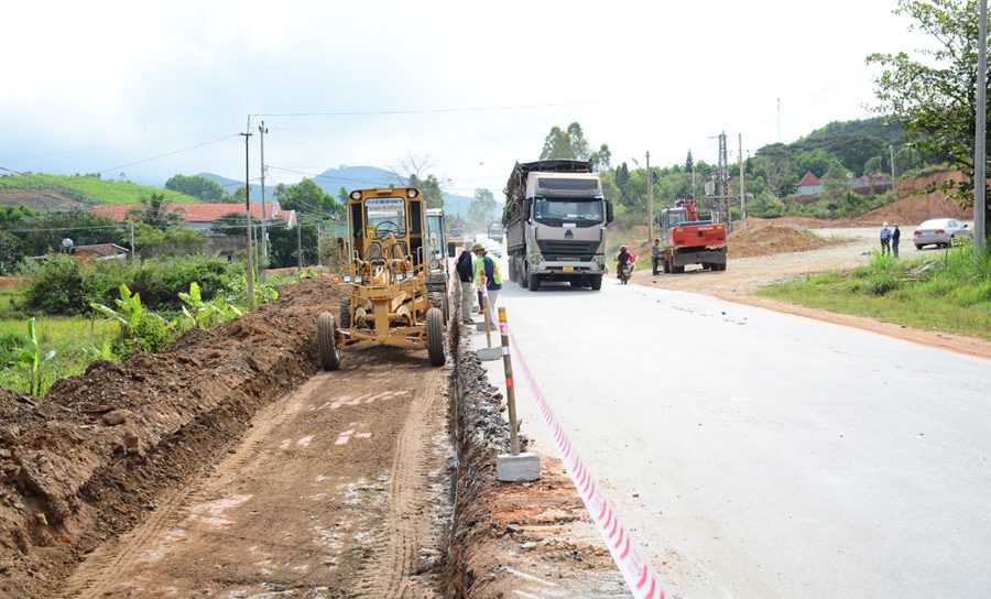 Dự án nâng cấp, mở rộng tuyến quốc lộ 19 đang triển khai sẽ góp phần hoàn thiện hạ tầng giao thông từ Pleiku đi một số địa phương trong tỉnh và các tỉnh, thành lân cận. Ảnh: Minh Nguyễn