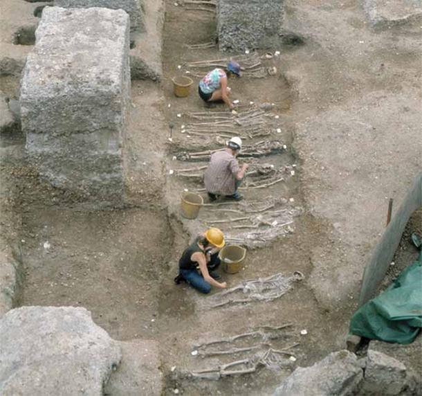 Các nhà khảo cổ đang khai quật một hố chôn tập thể dành cho bệnh nhân dịch hạch ở London - Anh.  Ảnh: ANCIENT ORIGINS