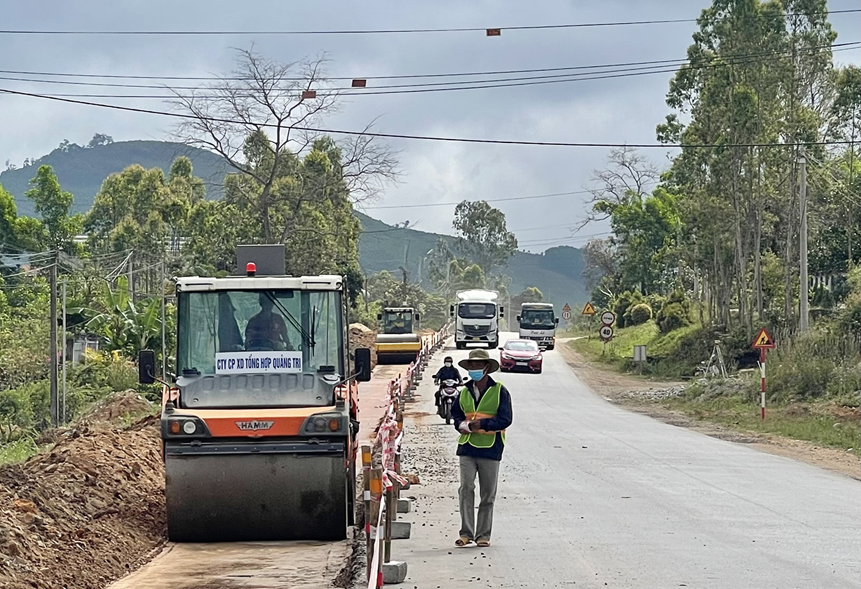 Thi công Dự án nâng cấp quốc lộ 19-đoạn qua thị xã An Khê. Ảnh: Minh Nguyễn