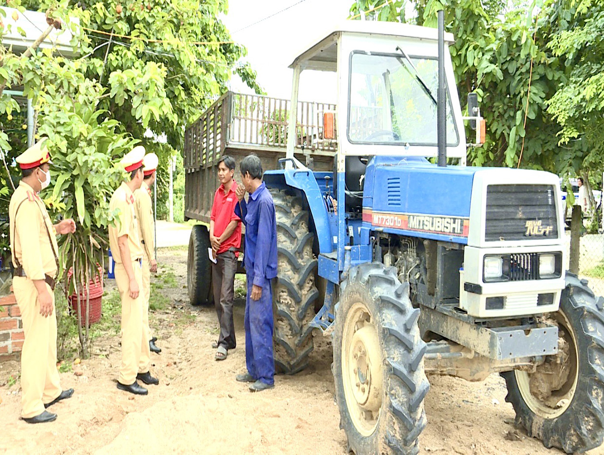  Lực lượng Cảnh sát giao thông-Trật tự (Công an huyện Krông Pa) tuyên truyền cho các chủ phương tiện về nguy cơ tiềm ẩn của việc sử dụng xe máy kéo độ chế. Ảnh: Minh Phương