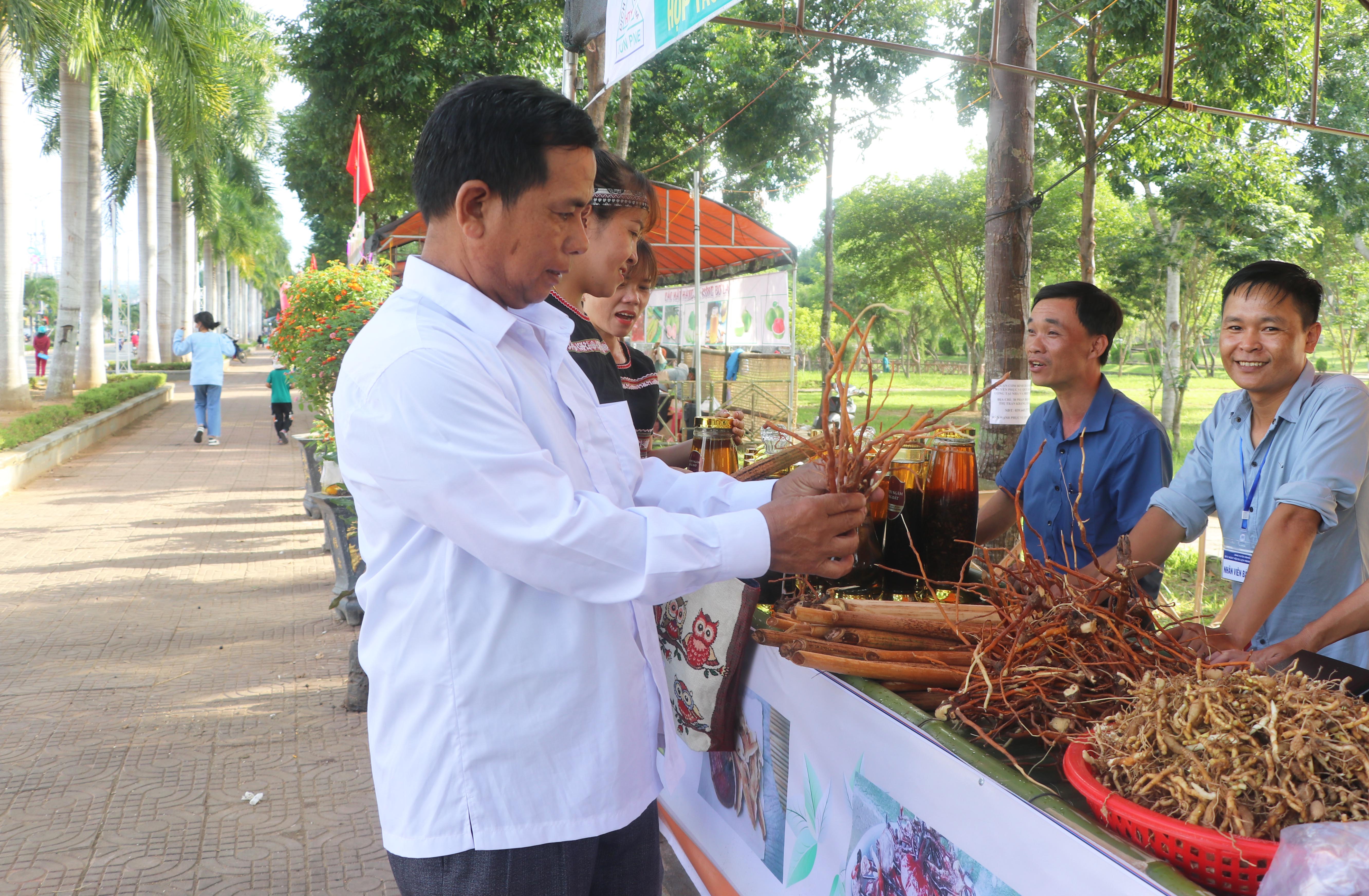 Các sản phẩm dược liệu, sâm, nấm linh chi được người dân bày bán tại Ngày hội du lịch huyện Kbang năm 2022, góp phần đa dạng hóa sản phẩm, đáp ứng nhu cầu tiêu dùng của khách du lịch. Ảnh: Ngọc Minh 