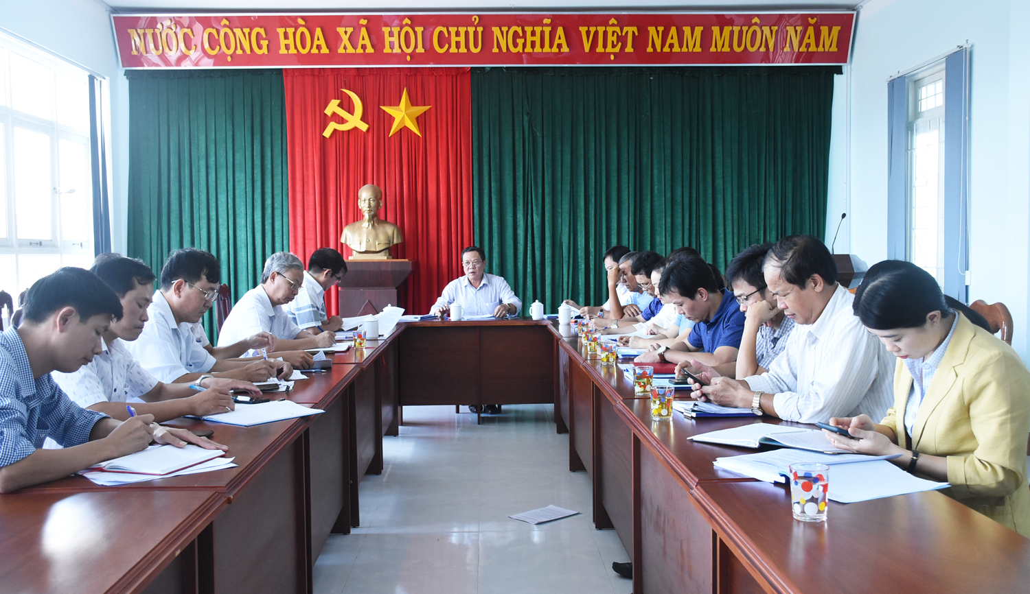 Quang cảnh buổi làm việc của đoàn giám sát với UBND huyện Kông Chro. Ảnh: Hà Phương