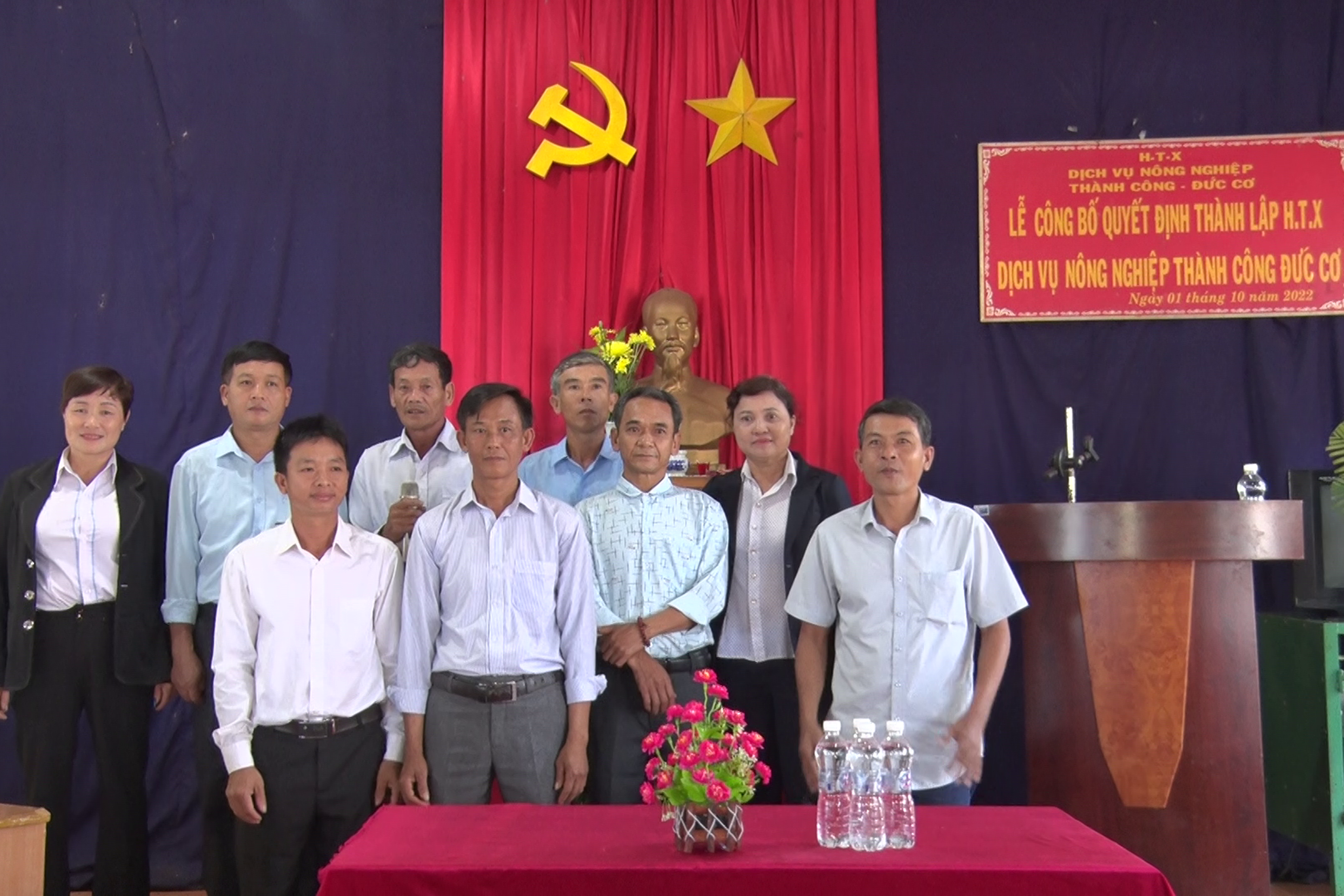 Ban Quản trị Hợp tác xã Dịch vụ nông nghiệp Thành Công tại buổi ra mắt. Ảnh: Phạm Ngọc