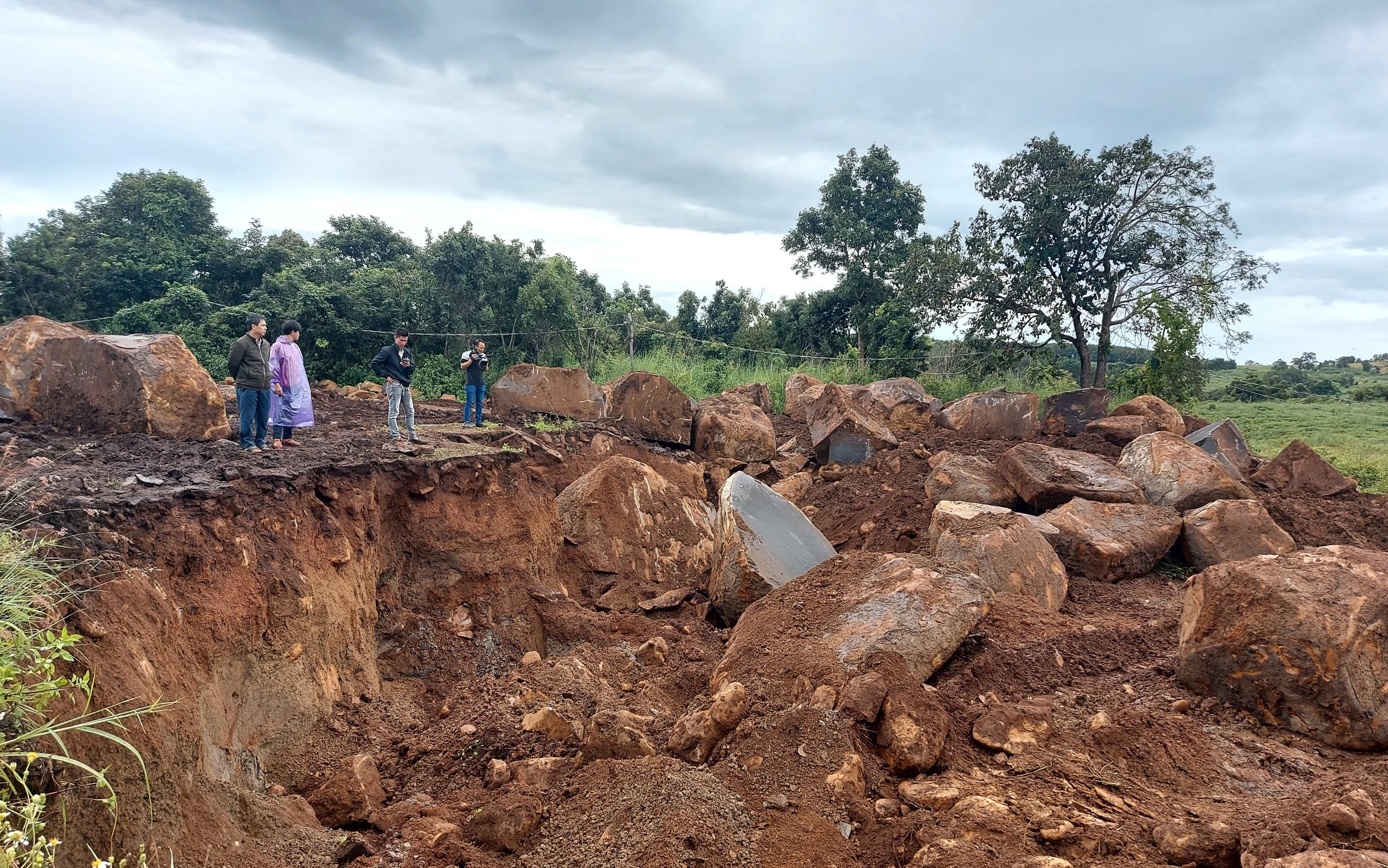 Bãi khai thác đá trái phép có quy mô khá lớn tại làng Gít, xã Kon Chiêng. Ảnh: Nguyễn Tú