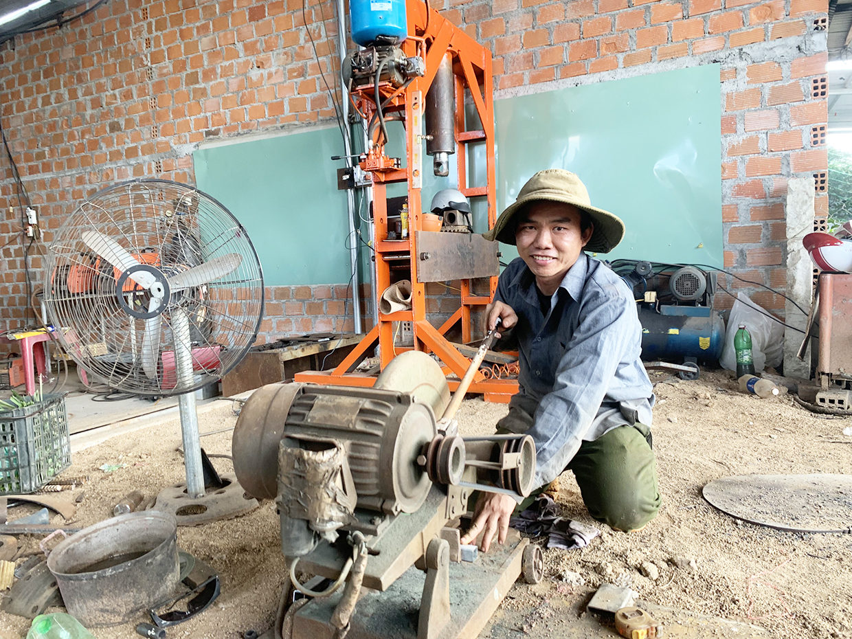 Mỗi khi có thời gian rảnh rỗi, anh Nguyễn Văn Hậu (tổ dân phố 7, thị trấn Phú Túc) tìm tòi nghiên cứu sáng chế các loại máy nông nghiệp phục vụ sản xuất. Ảnh: Vũ Chi