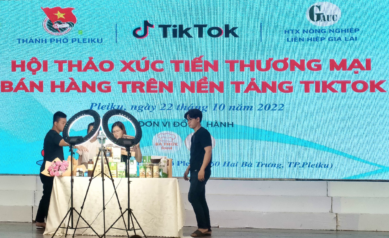  TikTok Việt Nam hướng dẫn người bán livestream thực chiến gắn sản phẩm của các địa phương. Ảnh: Vũ Thảo
