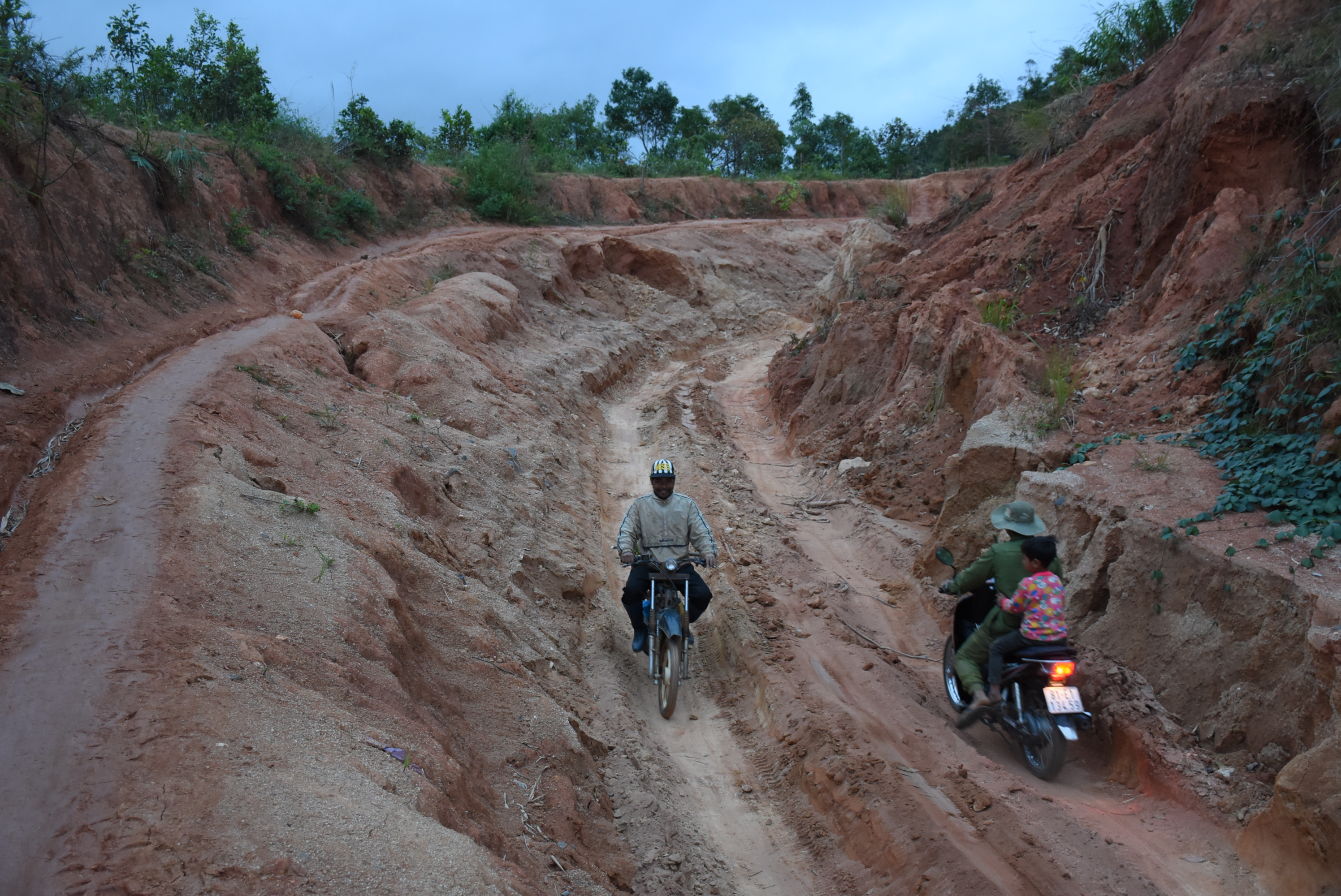 Mùa mưa, gần như người dân ở làng Đê Kôn hầu như bị cô lập, địa hình cách trở khiến giá các loại nông sản làm ra luôn thấp hơn dưới núi vì phải cõng thêm phí vận chuyển. Ảnh: Minh Nguyễn