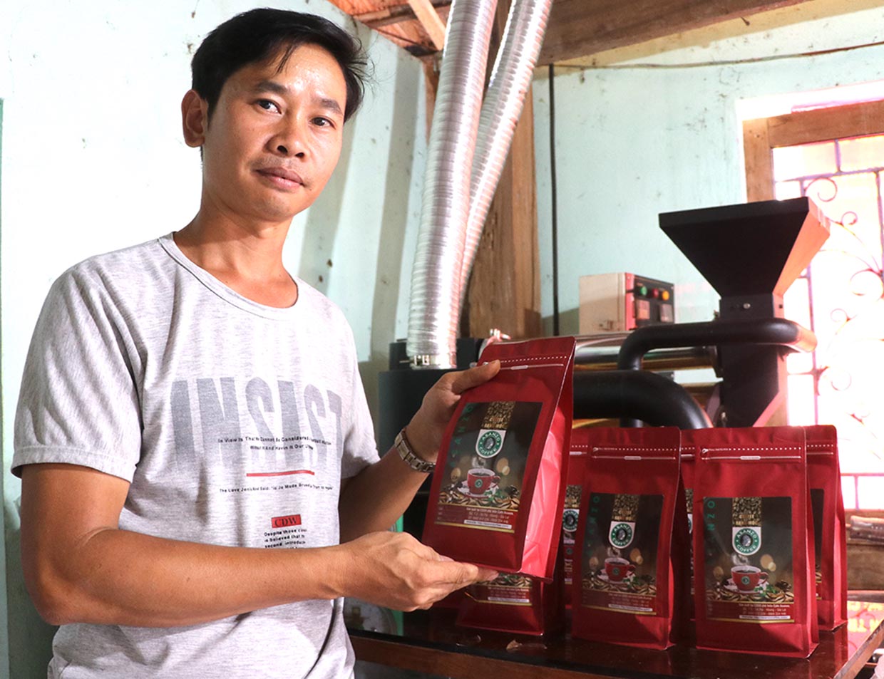  Anh Nguyễn Xuân Huynh (thôn 3, xã Sơ Pai, huyện Kbang) chú trọng _gắn sao cho sản phẩm cà phê rang xay, nâng cao giá trị, chất lượng sản phẩm. Ảnh: Ngọc Minh