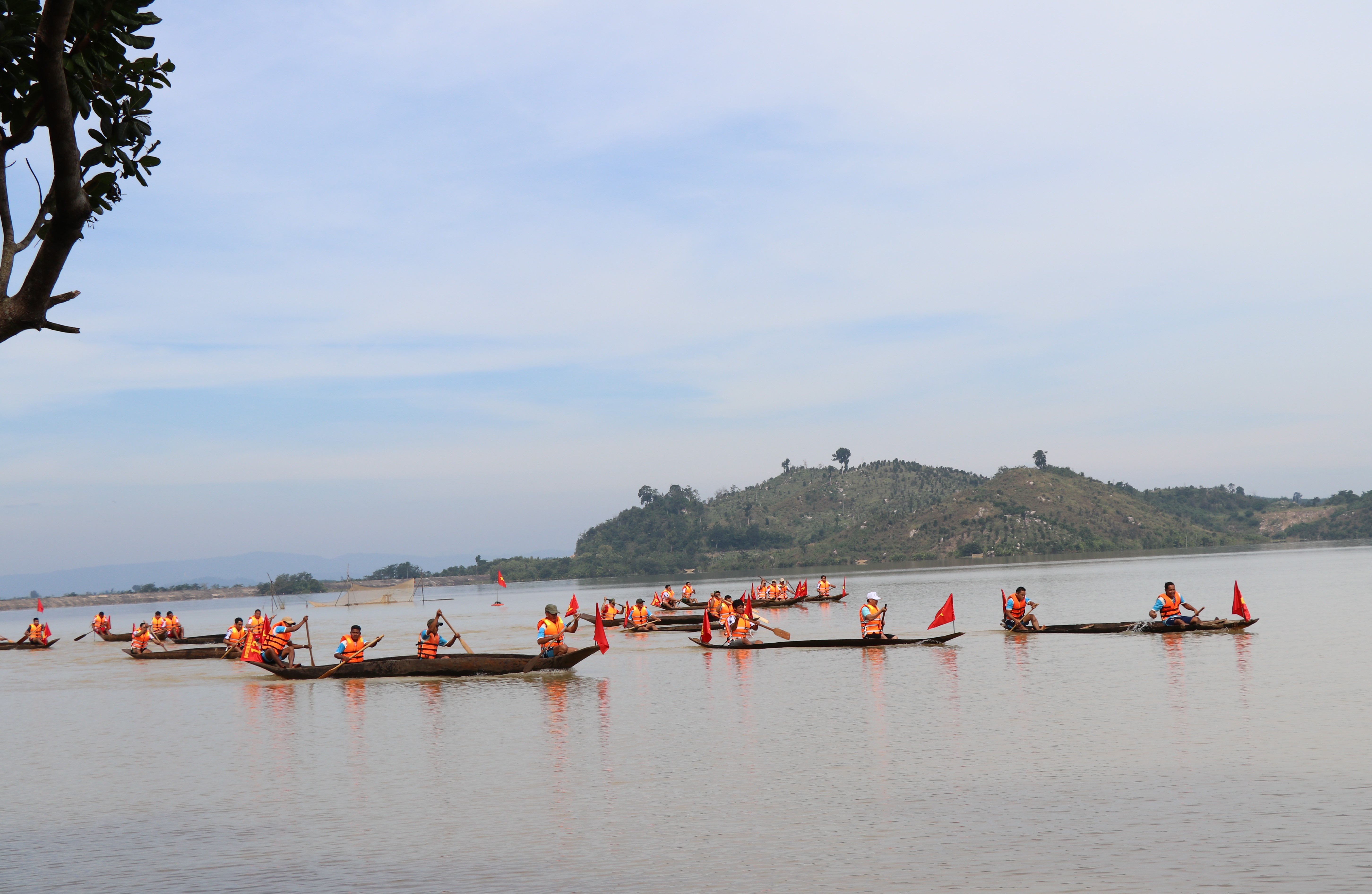 Hội đua thuyền độc mộc trên sông Pô Cô lần thứ II diễn ra gay cấn, sôi nổi. Ảnh: Phương Linh