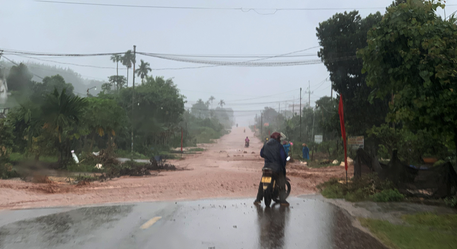 Trận mưa lớn đã làm nước tràn vào nhà dân sống gần 2 bên đường tại thôn Thanh Tân, xã Ia Krêl. Ảnh: Hà Phương