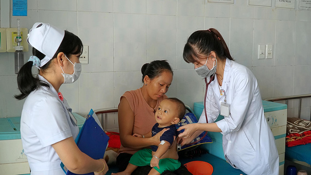 Gia Lai: Bệnh viện quá tải do dịch bệnh gia tăng ở trẻ em - Ảnh 1.