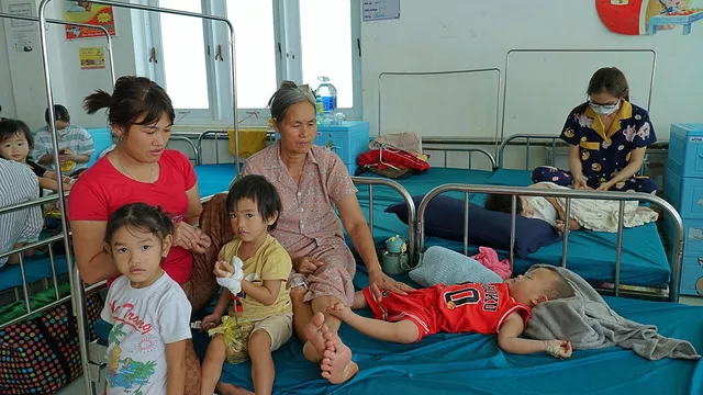 Gia Lai: Bệnh viện quá tải do dịch bệnh gia tăng ở trẻ em - Ảnh 2.