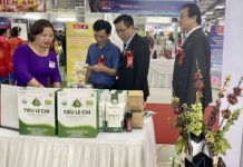 Hợp tác xã Nông nghiệp và Dịch vụ Nam Yang giới thiệu sản phẩm hồ tiêu Lệ Chí cho các đại biểu tham quan tại Hội chợ. Ảnh: Trung tâm Khuyến công và Xúc tiến thương mại cung cấp