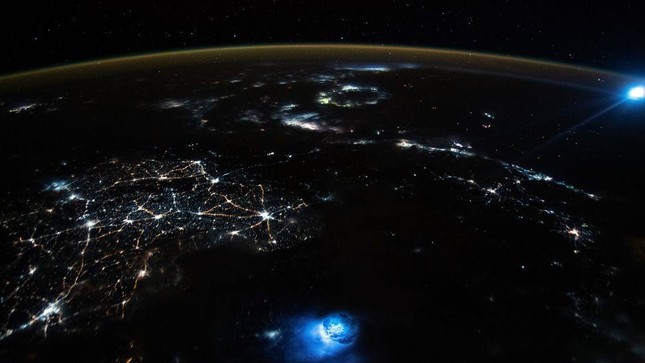 Hai quầng sáng xanh trong bức ảnh do một phi hành gia chụp từ ISS.