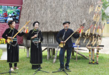    Thành viên Câu lạc bộ “Đàn tính-Hát then Bằng Lăng” biểu diễn tại Ngày hội Di sản văn hóa năm 2022. Ảnh: Trần Dung