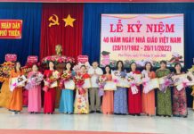 Ông Trịnh Văn Sang-Chủ tịch UBND huyện Phú Thiện trao giấy khen cho các nhà giáo tiêu biểu của huyện. Ảnh: Vũ Chi