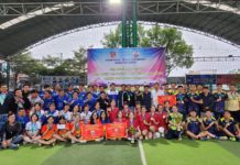 Ban tổ chức trao giải cho các đội bóng đạt thứ hạng cao Ảnh: Văn Ngọc