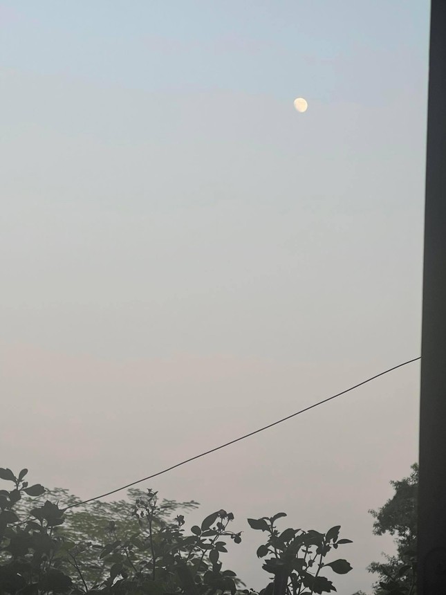 Mặt trăng được nhìn thấy qua khung cửa sổ lúc 17g tại Hà Nội.