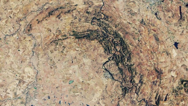 Hình ảnh những gì còn lại của miệng hố Vredefort, hình thành cách đây 2 tỷ năm sau cú va chạm của một tiểu hành tinh khổng lồ. Nguồn: NASA