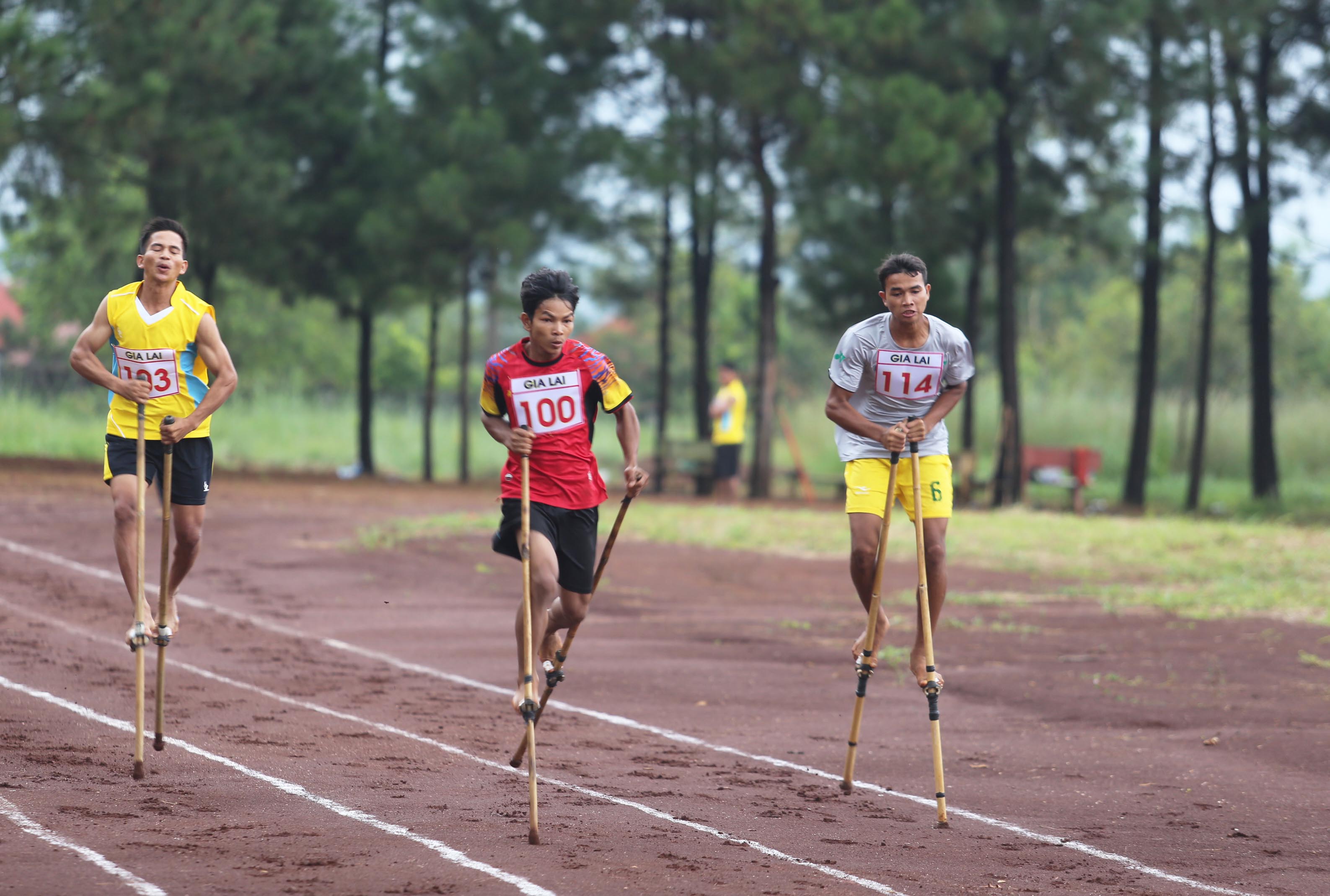 Vận động viên Đinh Văn Ách (bìa trái) trên đường chạy cà kheo. Ảnh: Lê Gia