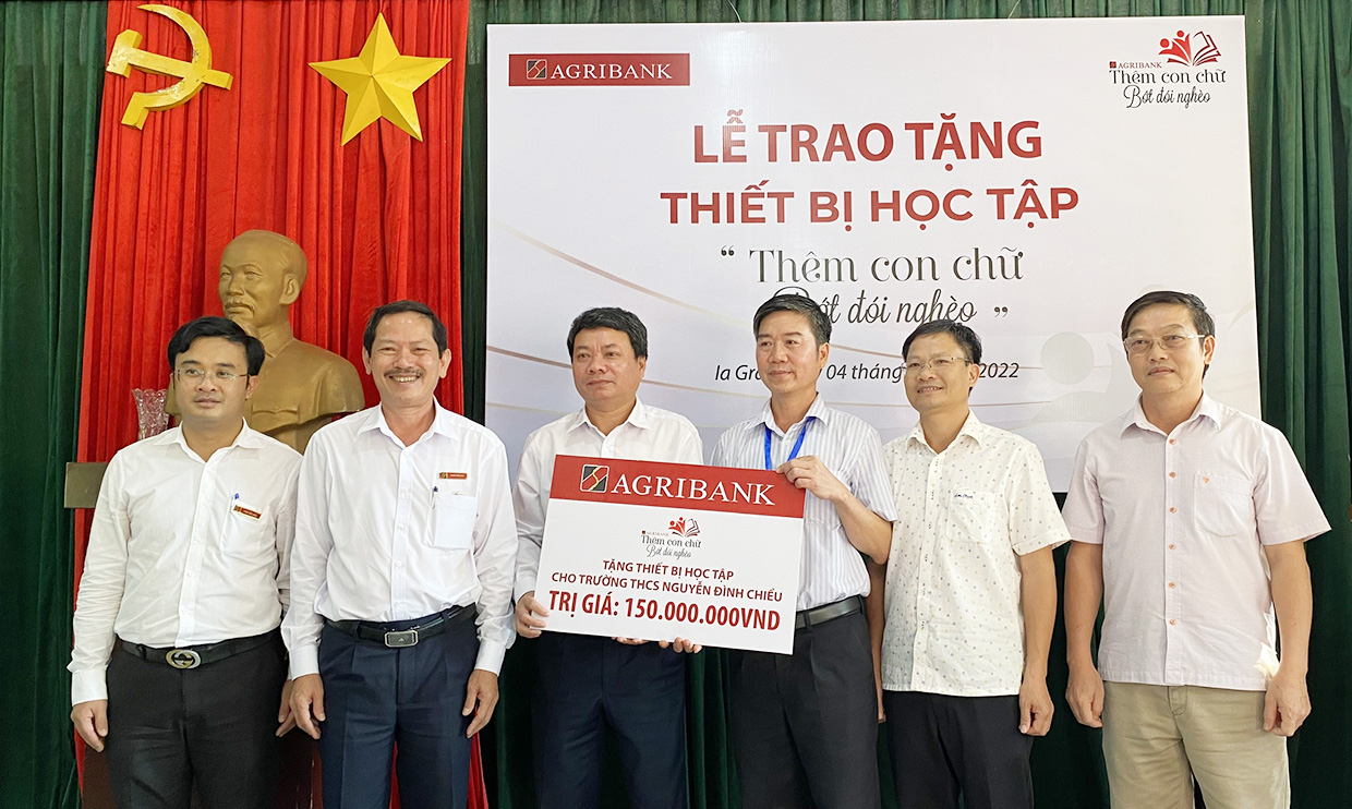    Agribank Chi nhánh Đông Gia Lai trao tặng tài trợ cho Trường THCS Nguyễn Đình Chiểu. Ảnh: Sơn Ca