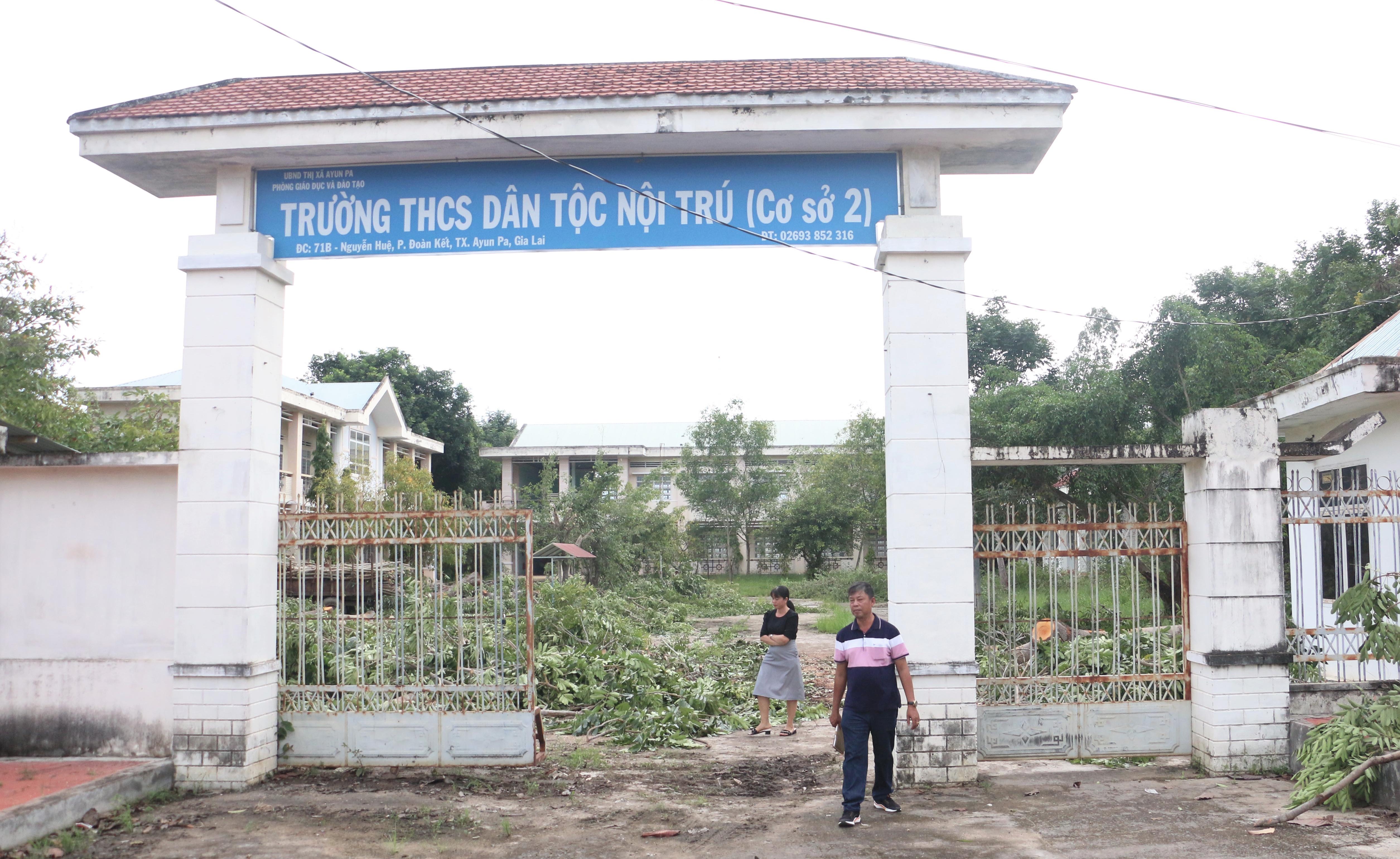 Từ khi được bàn giao lại cho Trường THCS Dân tộc Nội trú thị xã Ayun Pa, cơ sở vật chất của Trung tâm Giáo dục nghề nghiệp-Giáo dục thường xuyên thị xã hầu như bị bỏ hoang. Ảnh: Quang Tấn