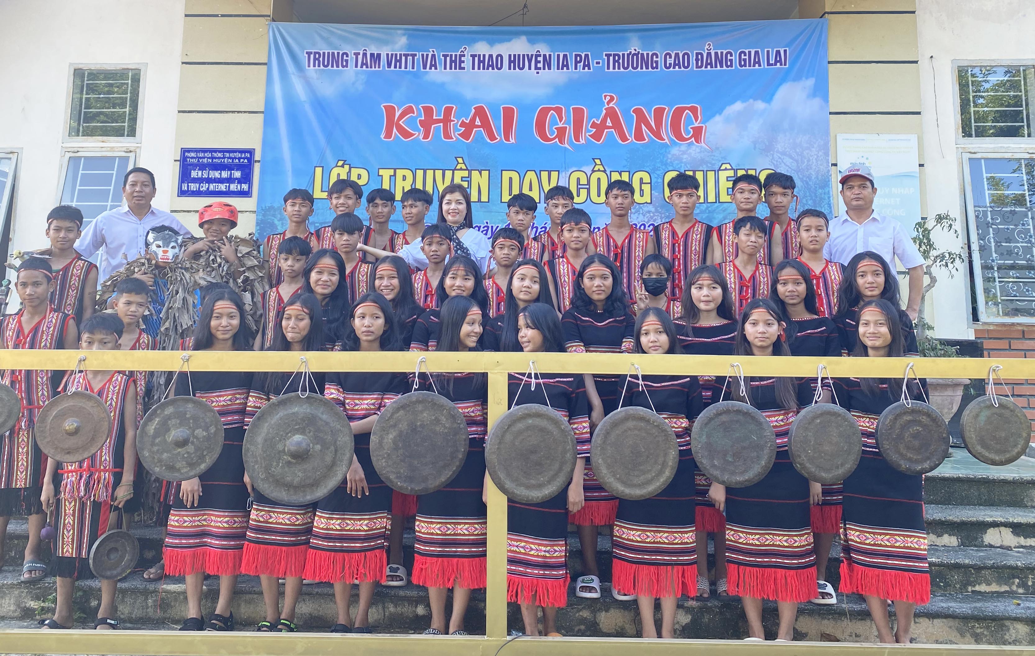 Các học viên tham gia lớp truyền dạy cồng chiêng của huyện Ia Pa năm 2022. Ảnh: Mai Linh