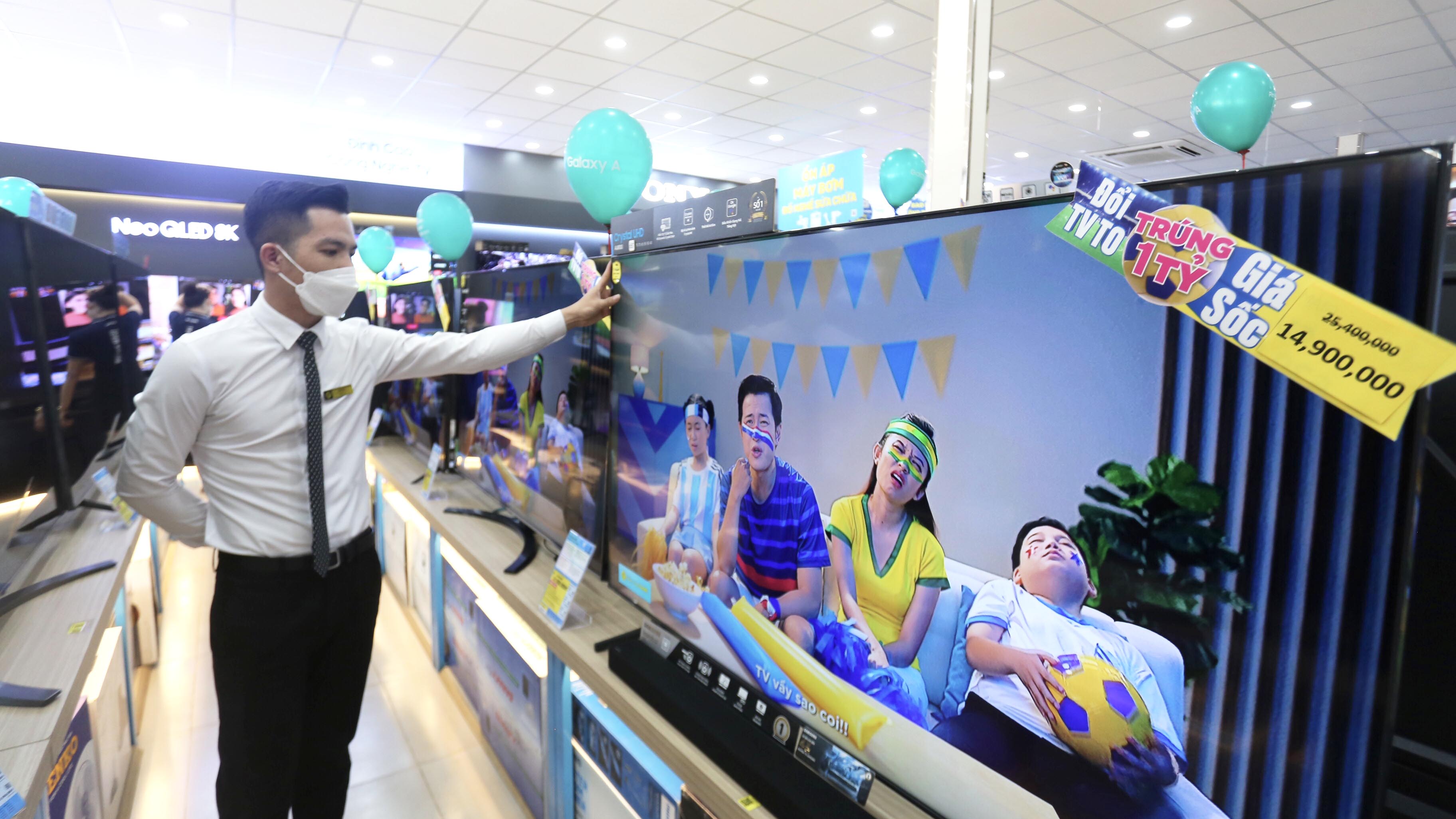 Siêu thị Điện máy Xanh (đường Nguyễn Tất Thành, TP. Pleiku) chuẩn bị nhiều ti vi màn hình lớn để bán trước mùa World Cup. Ảnh: Lê Văn Ngọc