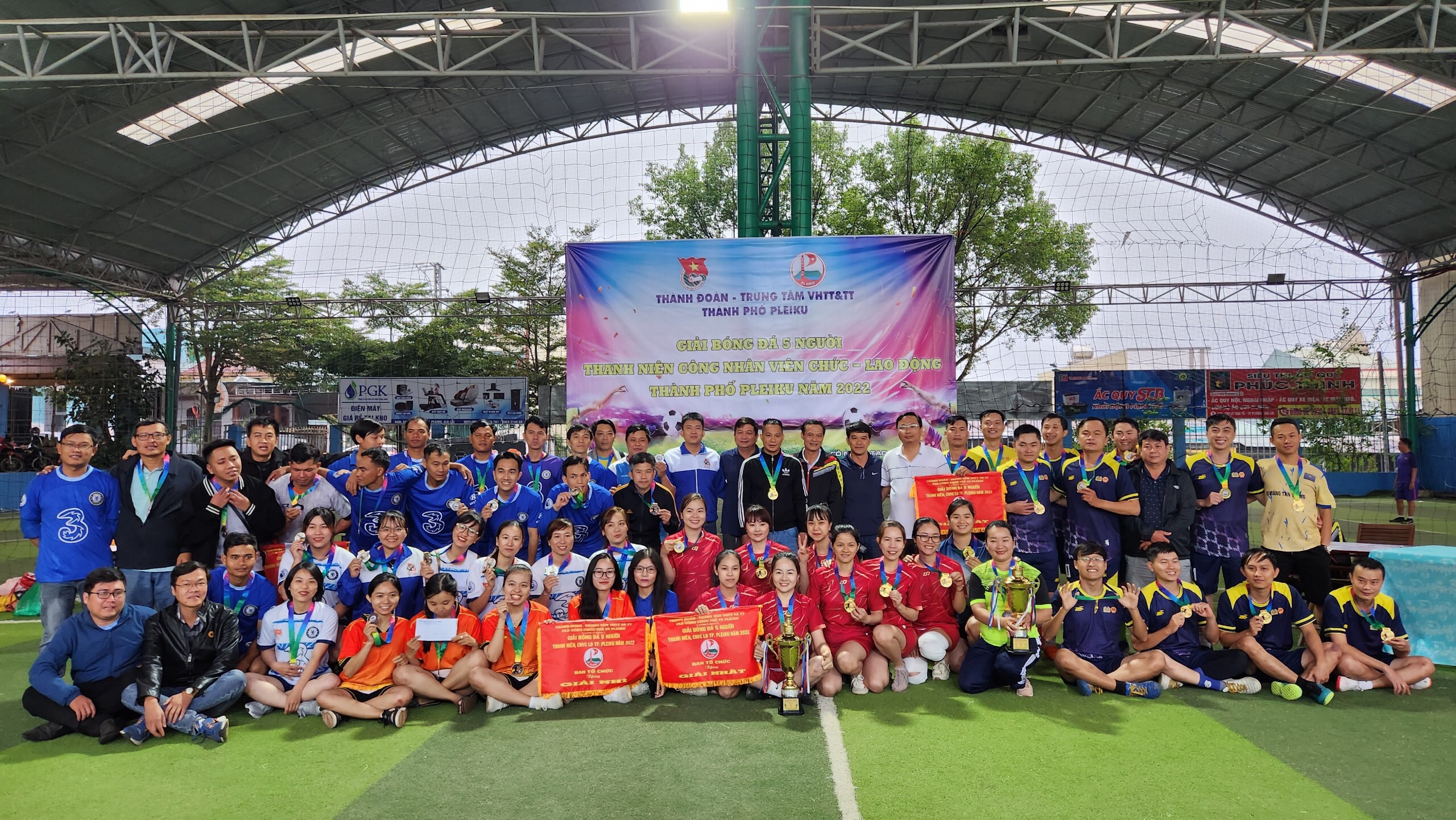 Ban tổ chức trao giải cho các đội bóng đạt thứ hạng cao Ảnh: Văn Ngọc