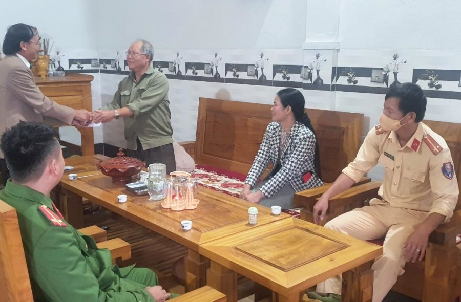Thành viên Ban An toàn giao thông huyện Kbang thăm hỏi nạn nhân bị TNGT Nguyễn Đức Lạng (thôn Hợp Thành, xã Sơn Lang). Ảnh: Minh Ngân