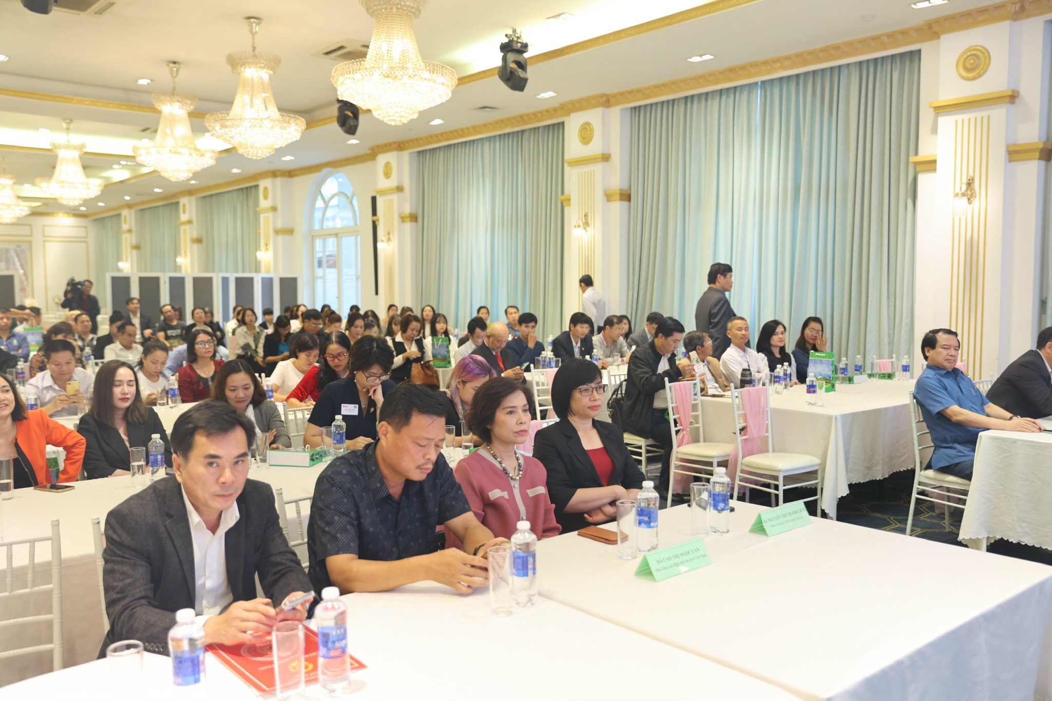 Phó chủ tịch UBND tỉnh Gia Lai Nguyễn Thị Thanh Lịch (hàng đầu, thứ 4 từ trái sang) dự hội nghị. Ảnh: Hoàng Ngọc