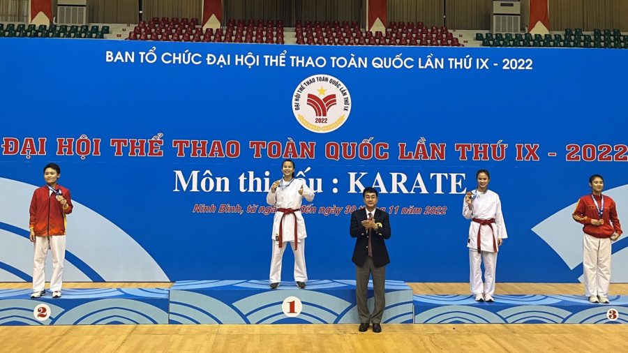 Vận động Viên Nguyễn Thị Khánh Ly đạt huy chương Vàng đầu tiên của môn Karate. Ảnh: Hà Đức Thành