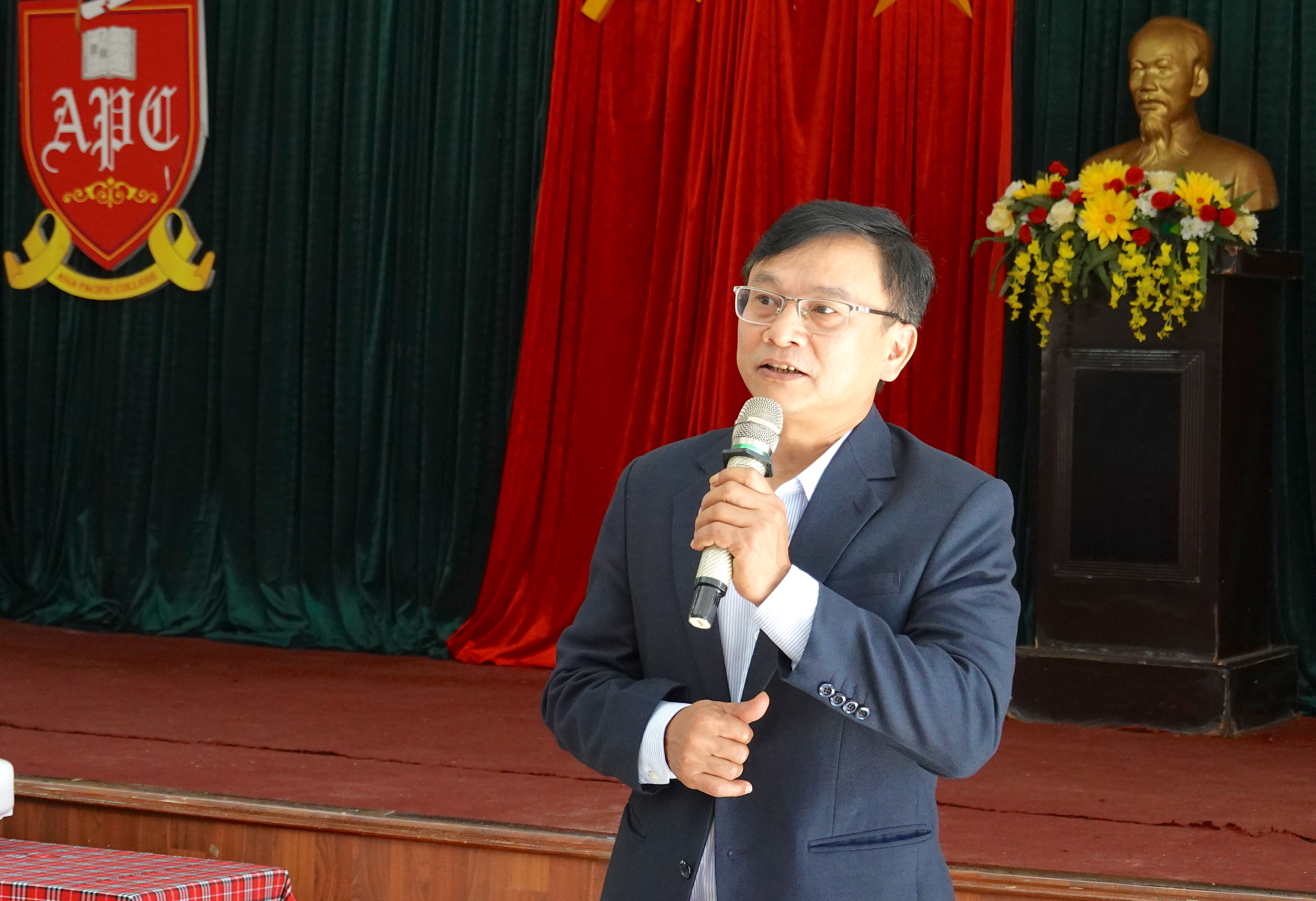 Tiến sĩ Nguyễn Văn Long-Phó Giám đốc Sở GD-ĐT phát biểu tại lễ khai mạc. Ảnh: Mộc Trà