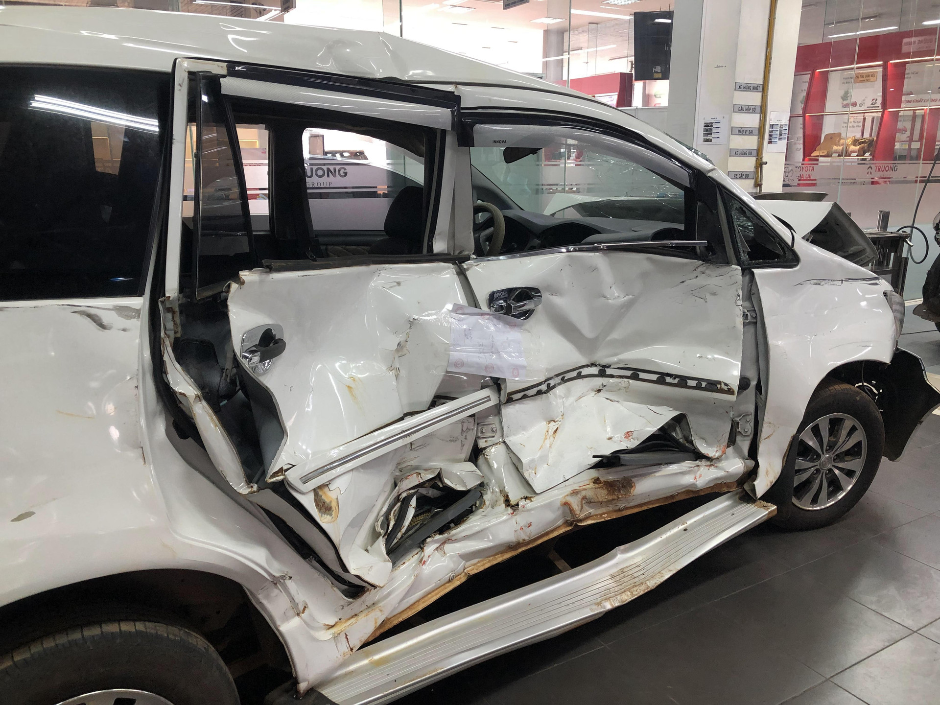 Chiếc xe Toyota Innova của bà Mùi bị tông nát 1