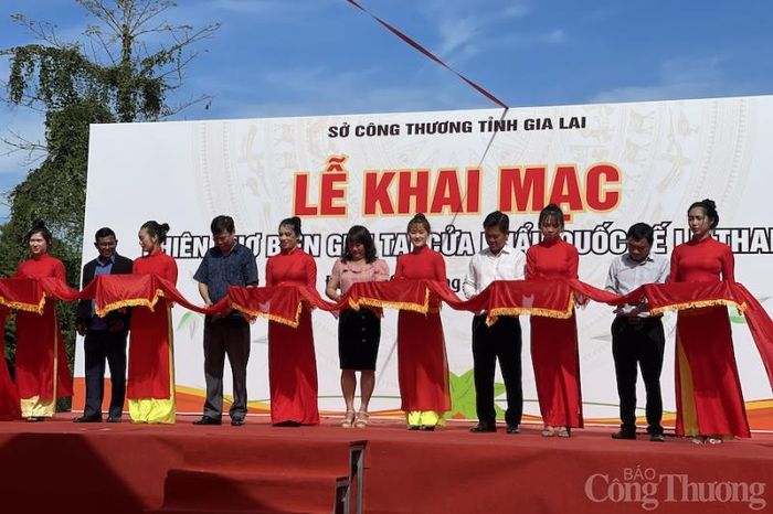 Khai mạc Phiên chợ biên giới tại Cửa khẩu quốc tế Lệ Thanh (huyện Đức Cơ, tỉnh Gia Lai)