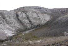 Lớp trầm tích bị đóng băng tại hệ tầng Kap Kobenhavn ở phía bắc Greenland, nơi các nhà khoa học tìm thấy các mẫu ADN 2 triệu năm tuổi. Ảnh: AFP/TTXVN