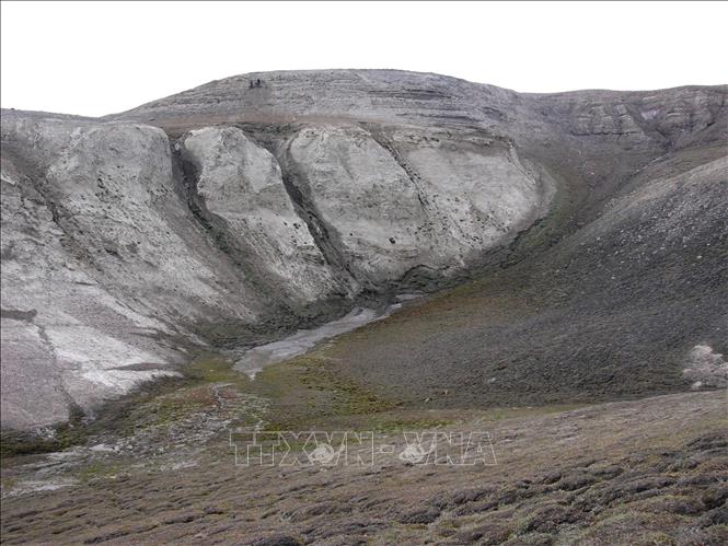 Lớp trầm tích bị đóng băng tại hệ tầng Kap Kobenhavn ở phía bắc Greenland, nơi các nhà khoa học tìm thấy các mẫu ADN 2 triệu năm tuổi. Ảnh: AFP/TTXVN