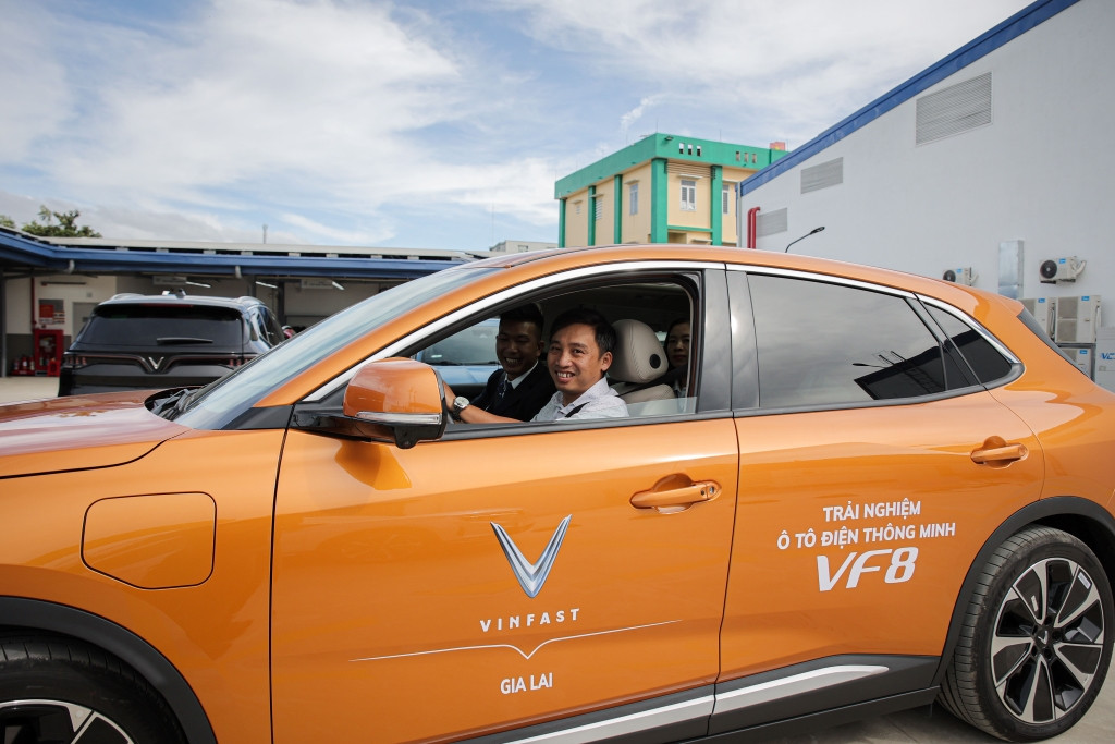 Khách hàng tại Gia Lai thích thú khi được trải nghiệm lái thử xe VinFast VF 8 4