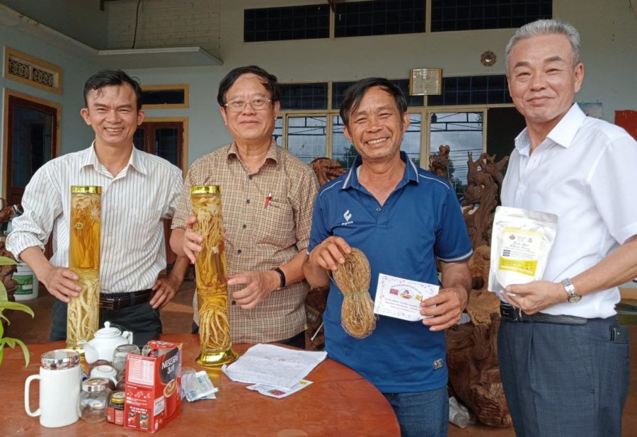 Lãnh đạo Hiệp hội Trang trại và Doanh nghiệp nông nghiệp Việt Nam cùng đại diện doanh nghiệp Hàn Quốc đến thăm, làm việc với doanh nghiệp tại huyện Đak Đoa. Ảnh: Sơn Ca
