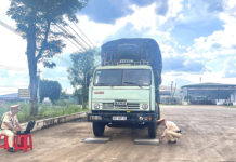 Lực lượng Cảnh sát Giao thông Công an huyện Ia Grai cân tải trọng xe có dấu hiệu quá tải. Ảnh: Minh Phương