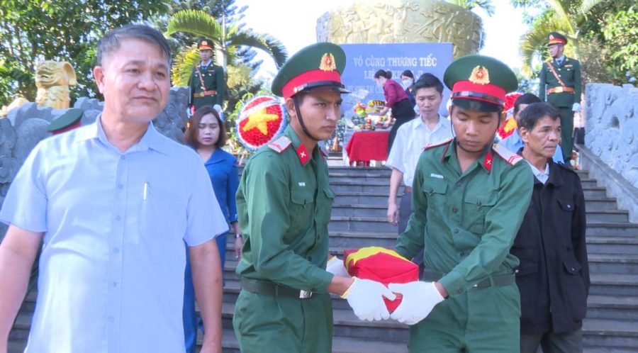  Hài cốt liệt sĩ Kpuih JI được an táng tại Nghĩa trang Liệt sĩ huyện. Ảnh: Khánh Linh