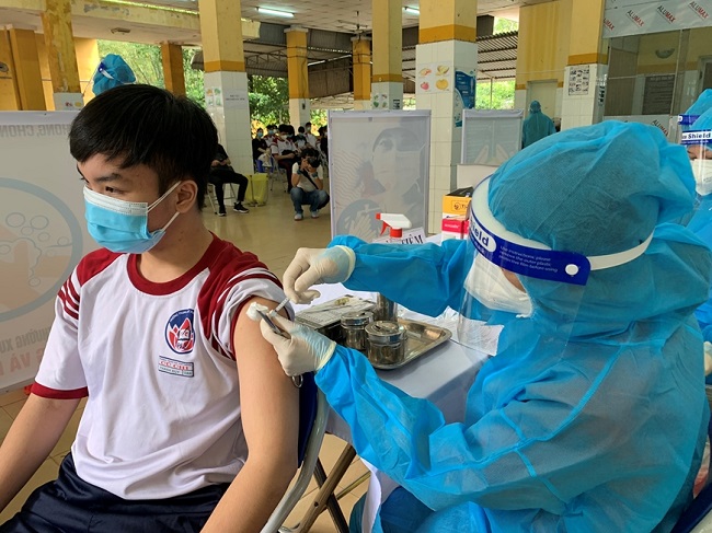 Tiêm vắc xin phòng Covid-19. Ảnh: Trần Nguyễn