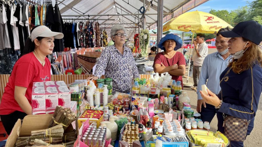 Người dân tham quan, mua sắm tại phiên chợ. Ảnh: Vũ Thảo