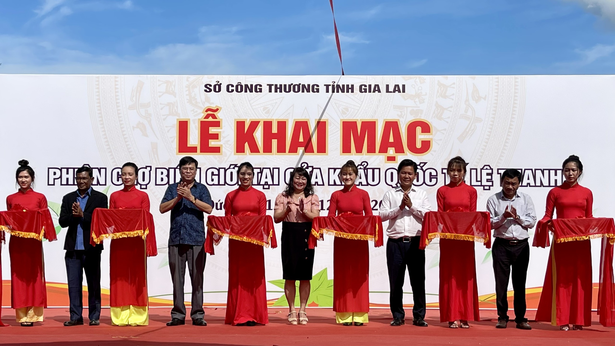 Các đại biểu cắt băng khai mạc Phiên chợ biên giới tại cửa khẩu quốc tế Lệ Thanh (huyện Đức Cơ, tỉnh Gia Lai). Ảnh: Vũ Thảo