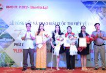 Ông Trần Xuân Quang (bìa trái)-Phó Bí thư Thường trực Thành ủy Pleiku và Tổng Biên tập Báo Gia Lai Huỳnh Kiên (bìa phải) trao giải nhất cho các tác giả, nhóm tác giả đạt giải. Ảnh Đức Thụy