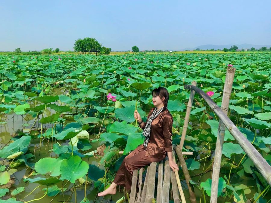 Hồ sen xã Ia Yeng thu hút nhiều du khách đến tham quan, chụp ảnh. Ảnh: Thủy Bình