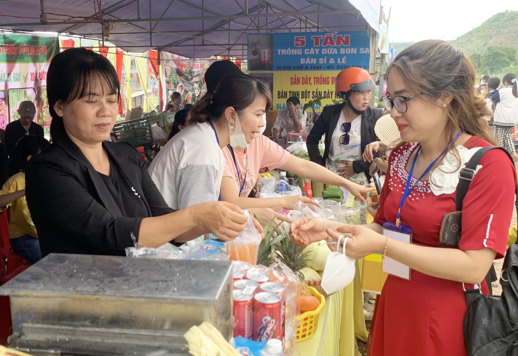 Du khách tham quan, mua sắm tại các gian hàng ẩm thực tại lễ cúng cầu mưa Yang Pơtao Apui tại Khu Di tích Lịch sử-Văn hóa cấp quốc gia Plei Ơi (xã Ayun Hạ, huyện Phú Thiện). Ảnh: Thủy Bình