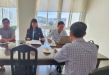 Thanh tra Sở Thông tin và Truyền thông cùng đại diện các cơ quan chức năng huyện Đạ Huoai làm việc với đại diện tạp chí Thương hiệu và Công luận. Ảnh: TTXVN