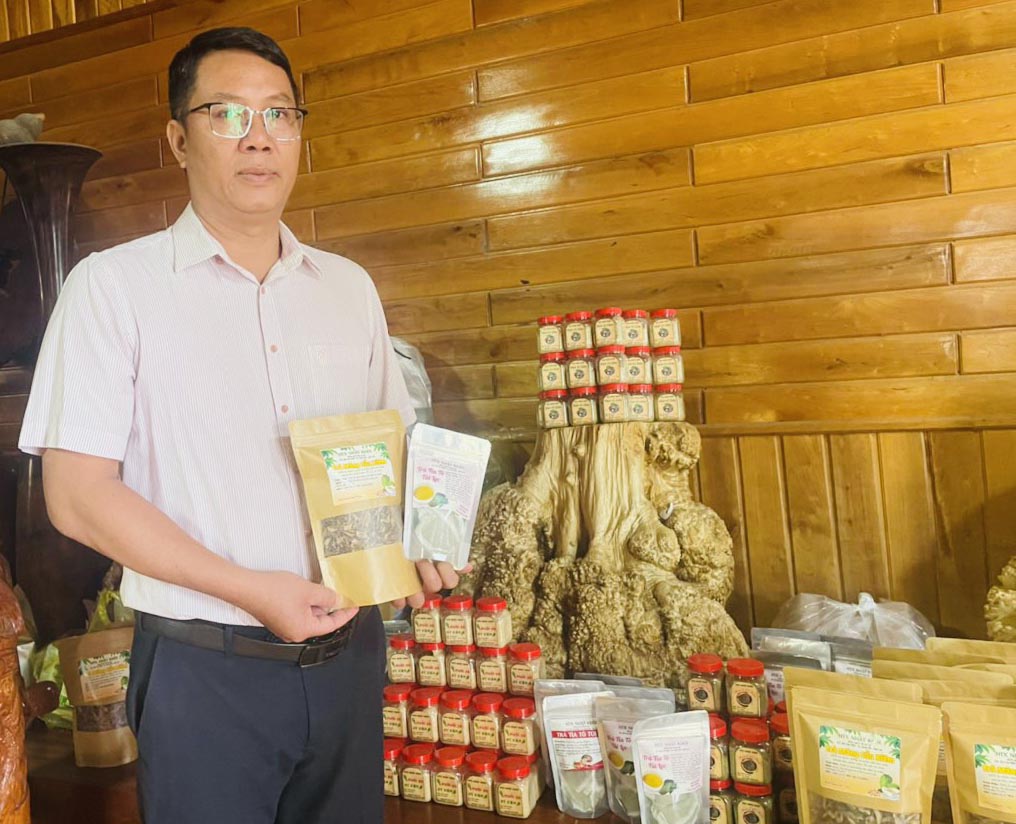 Anh Võ Tấn Lực-Giám đốc HTX Nhật Khôi (xã Chư Băh) giới thiệu sản phẩm trà tía tô và trà mãng cầu xiêm. Ảnh: Vũ Chi